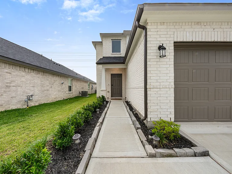 3303 Falling Brook Dr — Photo 2