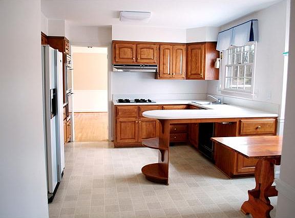 Large eat-in kitchen w/ breakfast area & peninsula