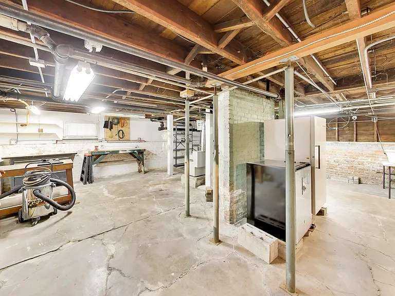 2624 Thayer St — Photo 42
