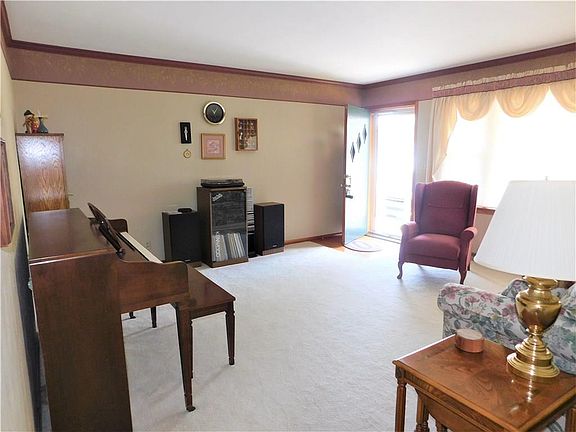 4th image of 303 E Meadow Ct