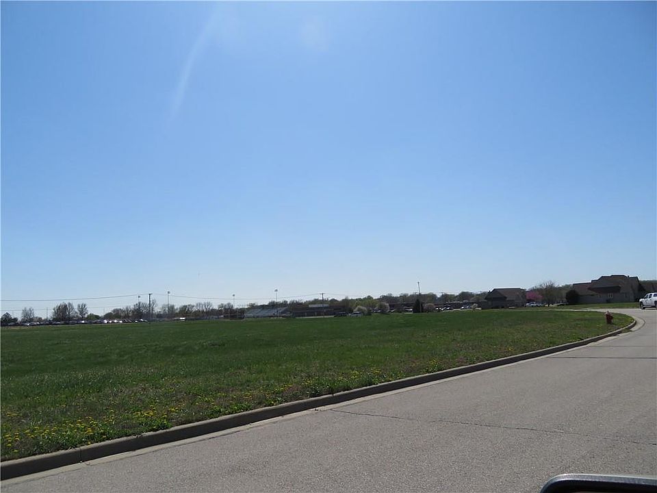 2nd image of Hedge Ln