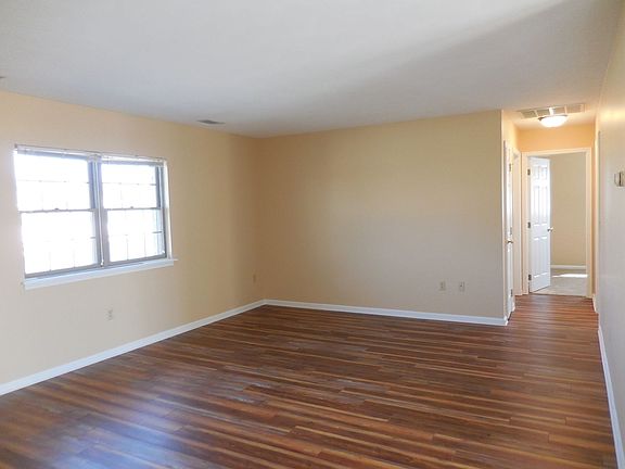 2nd image of 608 Dogwood Cir #612