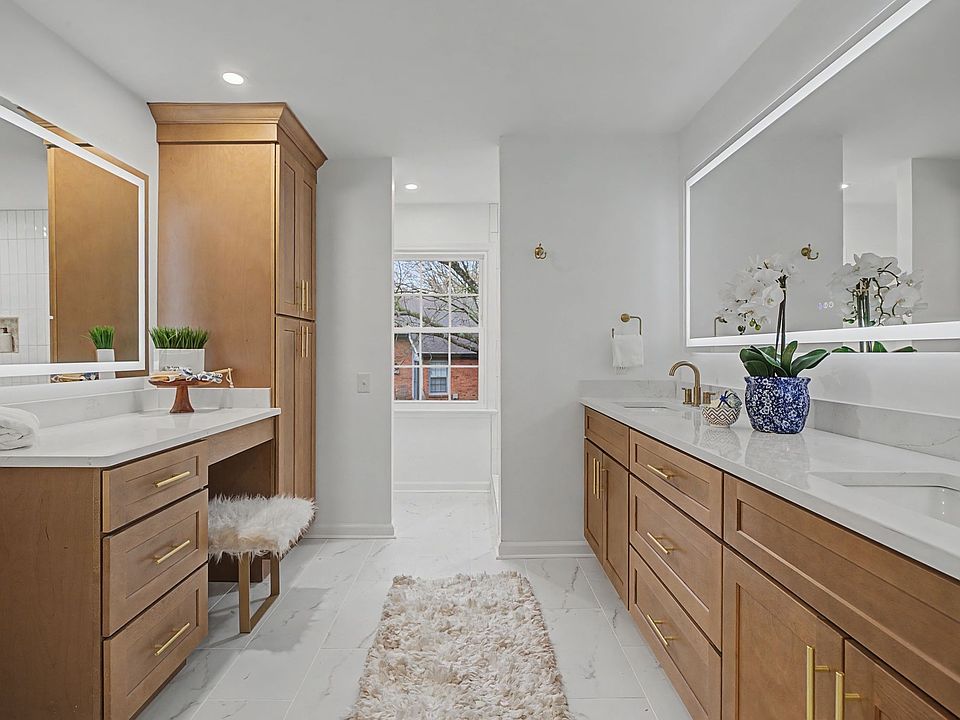 1st image of 142 Hearthstone Manor Cir