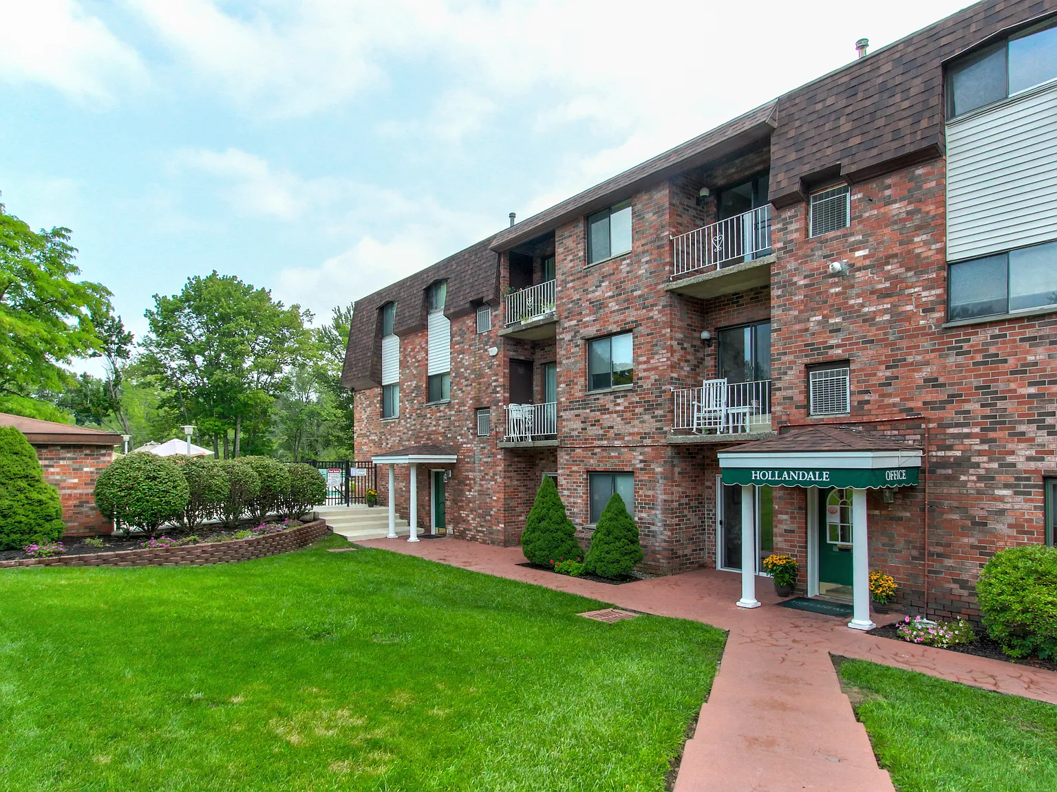 Hollandale Apartments — Photo 3