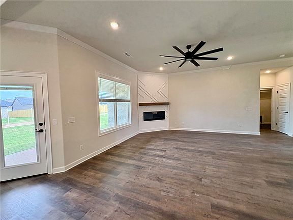 3rd image of 1808 Farmer St