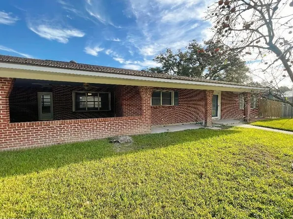 110 Country Club Dr, New Iberia, LA 70563