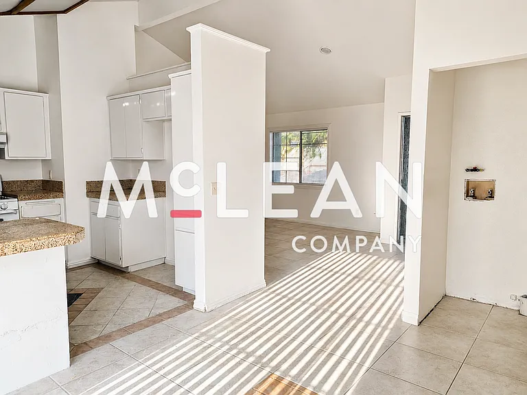 3270 N Sandspring Dr — Photo 2