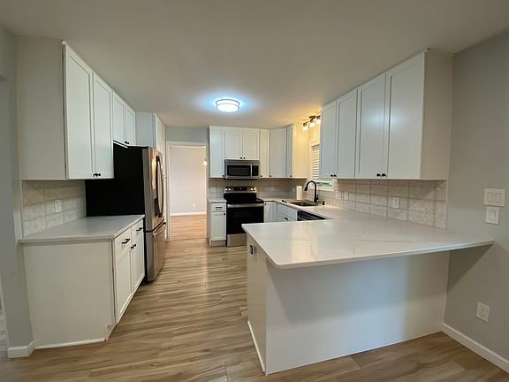 5th image of 10 Waywood Cir