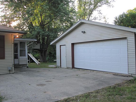 4th image of 609 Lamoreaux Dr NW