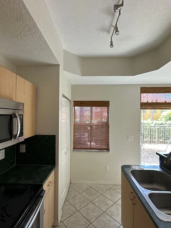 3 bed, 3.0 bath, 1382 sqft, $2,550 — Photo 4