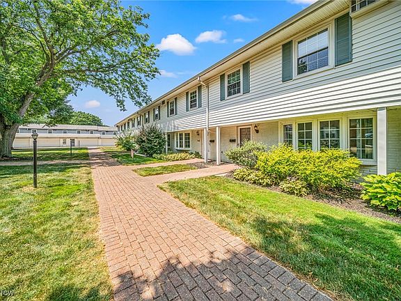 3rd image of 15 Meadowlawn Dr Unit 6