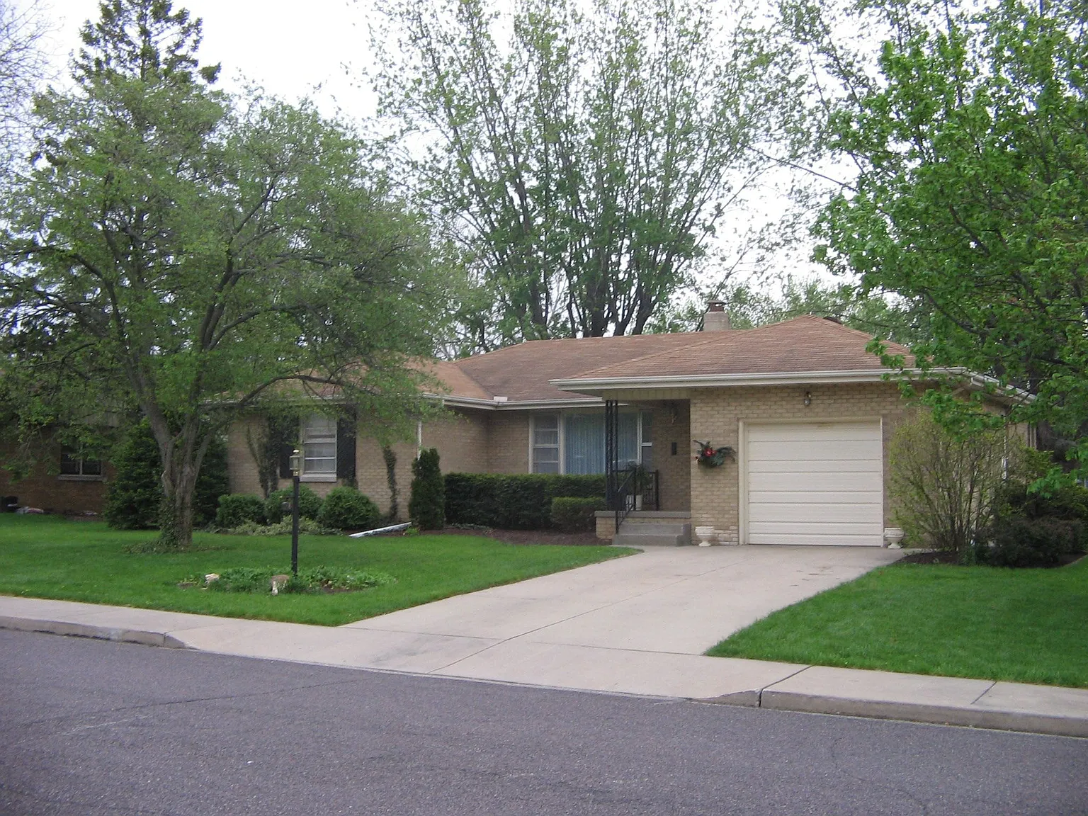 214 W Ridgemont Rd photo 1