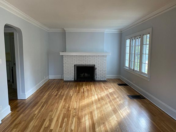 4th image of 2021 Cottage Grove Dr
