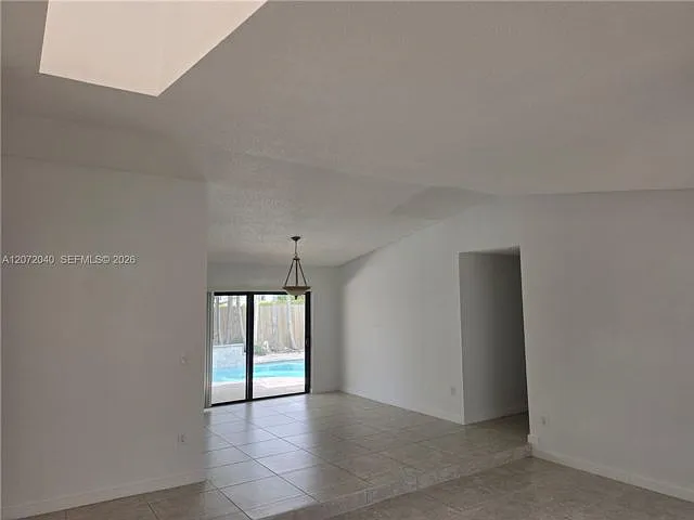 3 bed, 2.0 bath, 1818 sqft, $5,000 — Photo 3