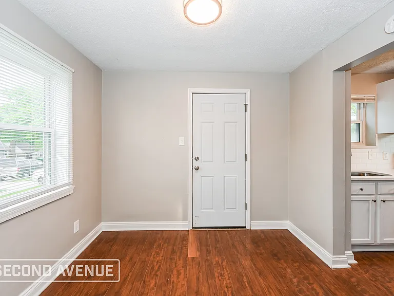 5589 Raceview Ave — Photo 7