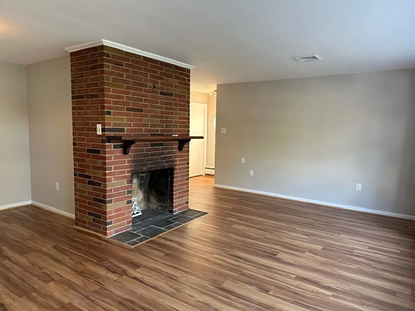 This 3-bedroom, 2.5-bath home in Harrisburg, PA offers a practical layout with comfortable featur... — Photo 3