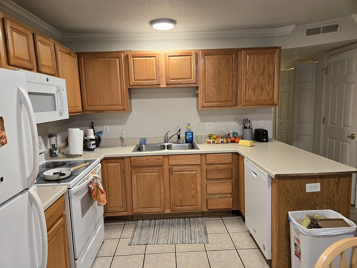 Building Photo - 583 N University Ave #214