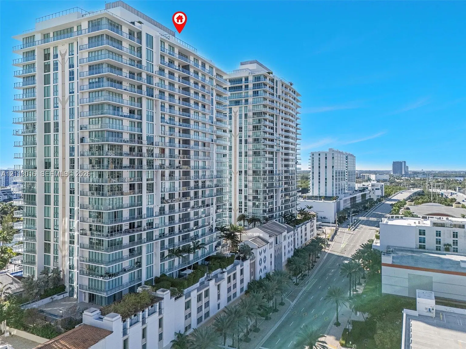 Parque Towers Condo — Photo 1