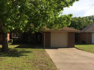 400 Lochridge Dr, Azle, TX 76020