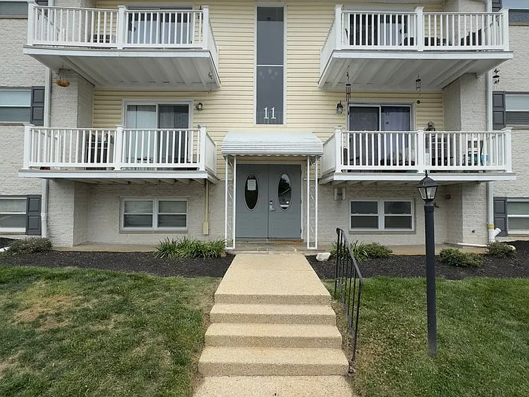 11 Warren Lodge Ct #B — Photo 1