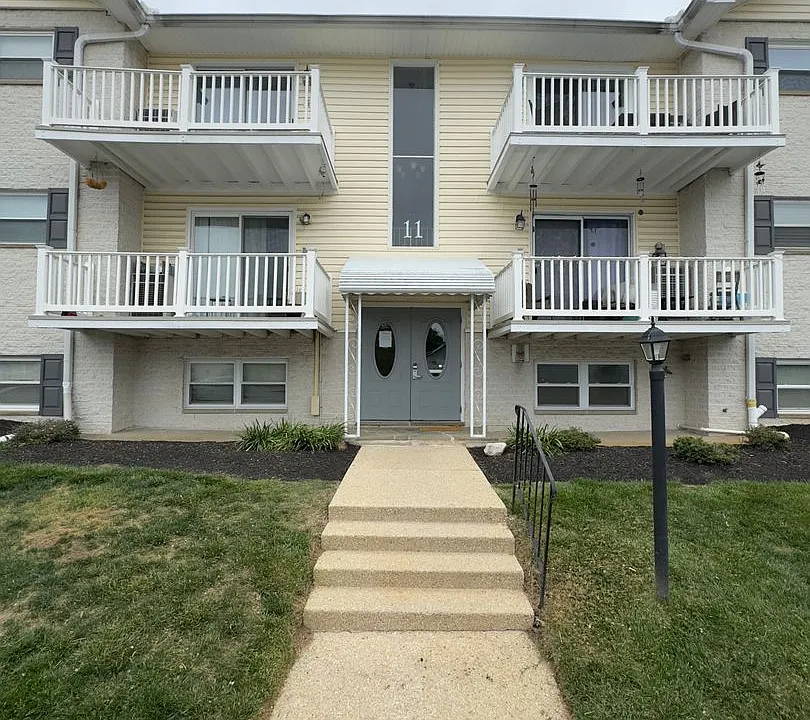 11 Warren Lodge Ct #B