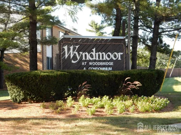 1022 Cricket Ln, Woodbridge, NJ 07095