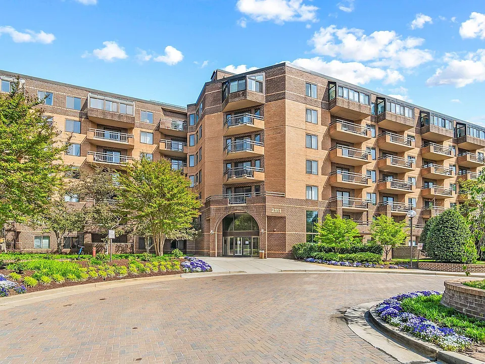 2111 Wisconsin Ave NW #404