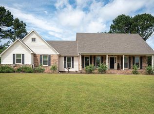 108 Hickory Dr, Muscle Shoals, AL 35661