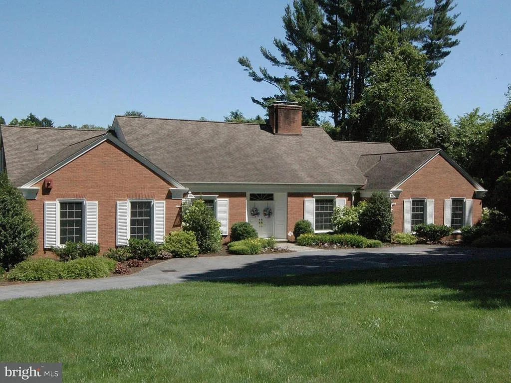 645 Oakwood Ln photo 1