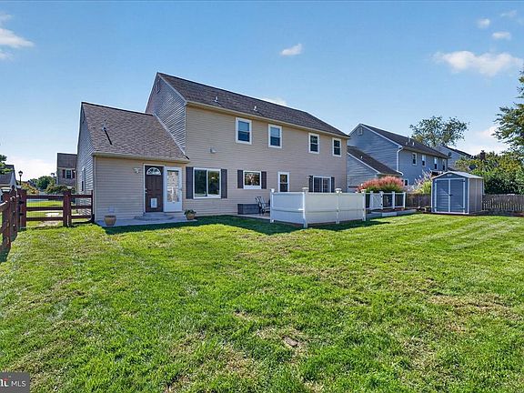 3rd image of 7 Sumac Ct