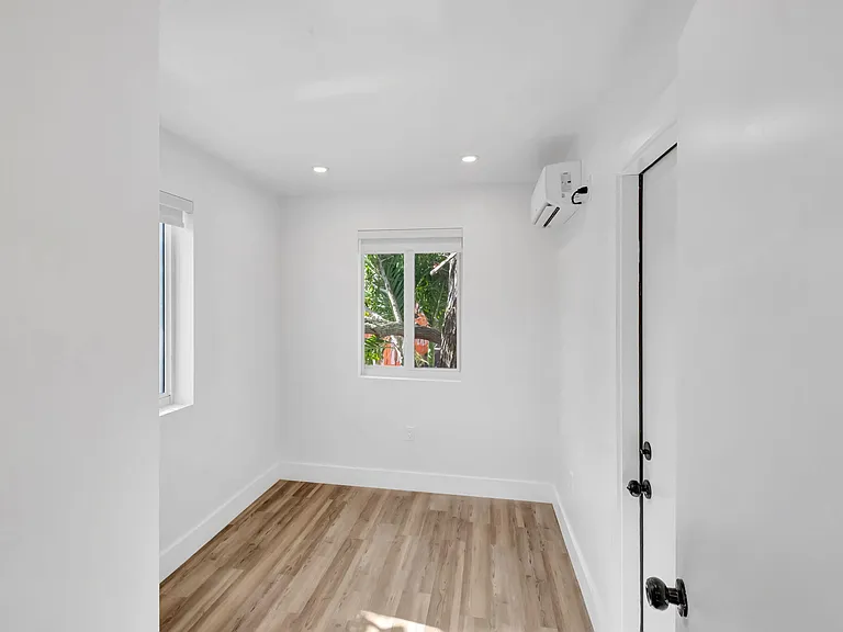 1260 SW 4th St #3 — Photo 11