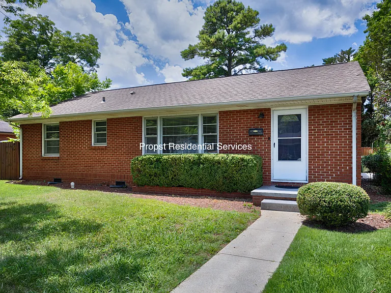 823 Stanhope Dr NE — Photo 29