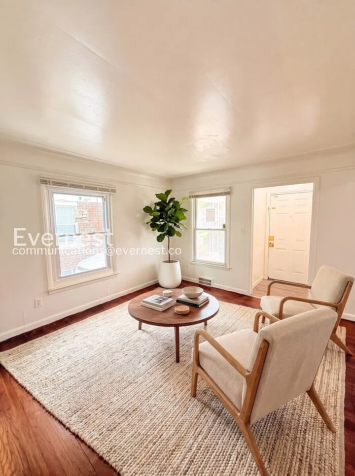 3 bed, 1.0 bath, 1002 sqft, $1,375 — Photo 3