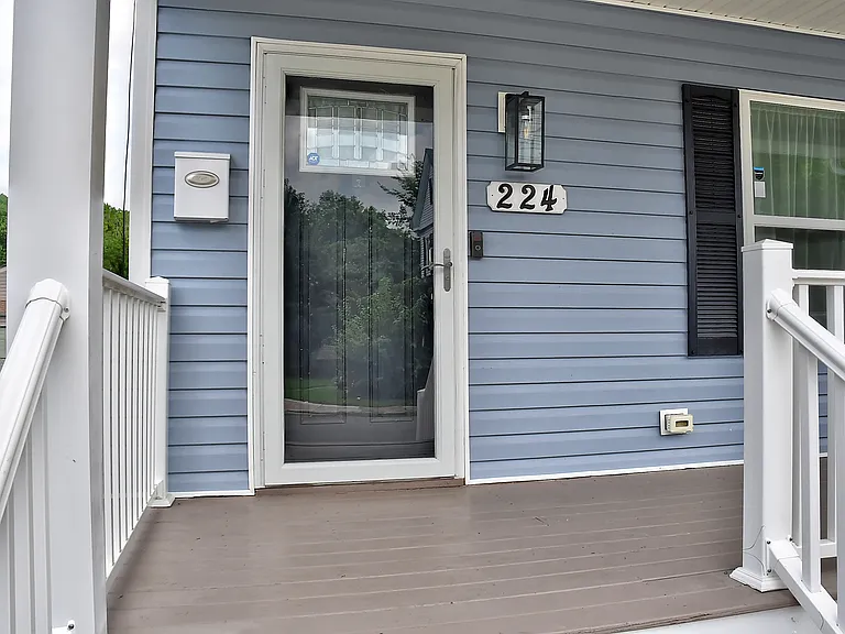 224 Taylor Ave W — Photo 3