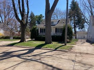 8442 Central St, Center Line, MI 48015