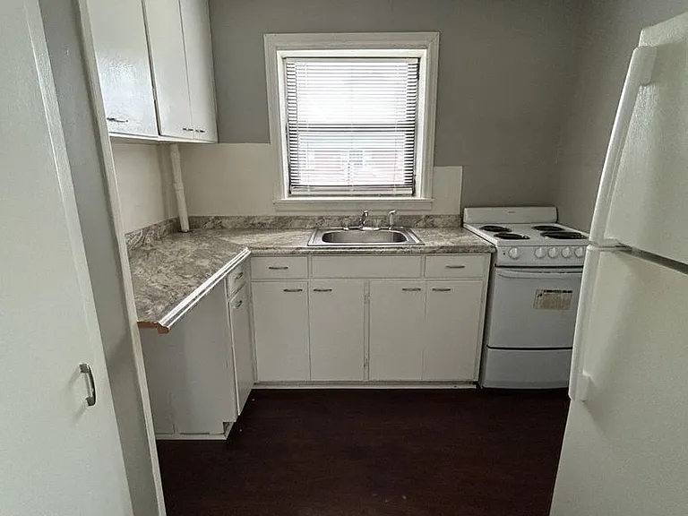 126 E 13th St — Photo 3