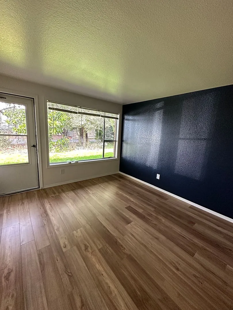 Downtown Renton Apartment W/S/G and 2 parking spaces included — Photo 2