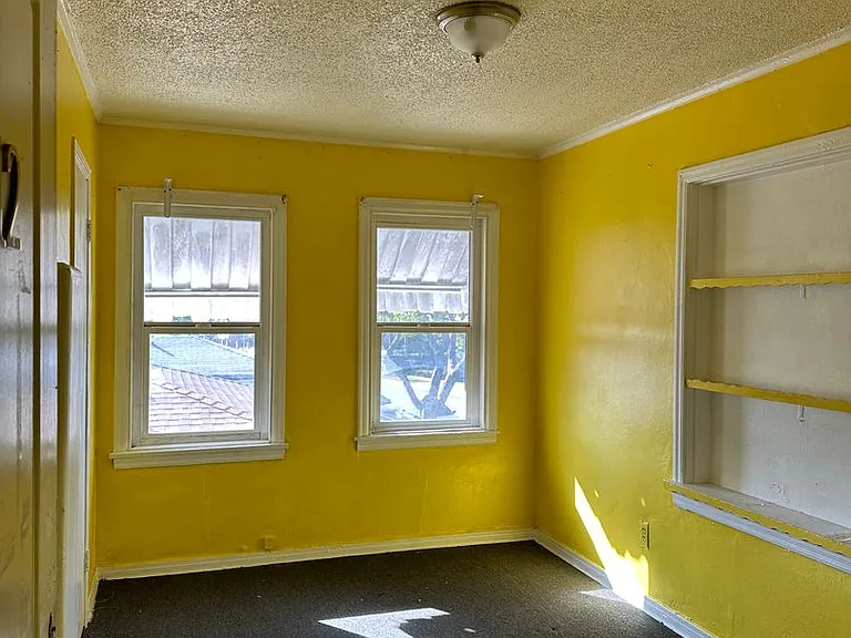 1304 Amalia Ave — Photo 2