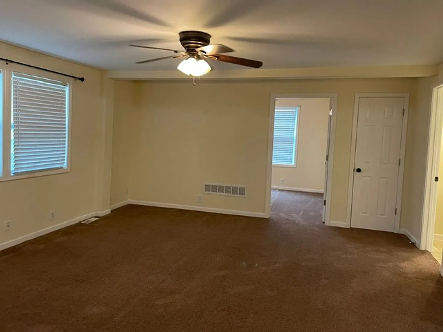 2 Bedroom apartment with 1 car garage close to the base.... — Photo 1