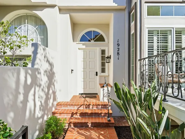 19281 Meadowood Cir, Huntington Beach, CA 92648
