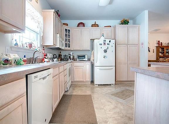 3rd image of 38 Glenmoor Cir N