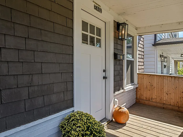 2460 Seyburn St — Photo 3