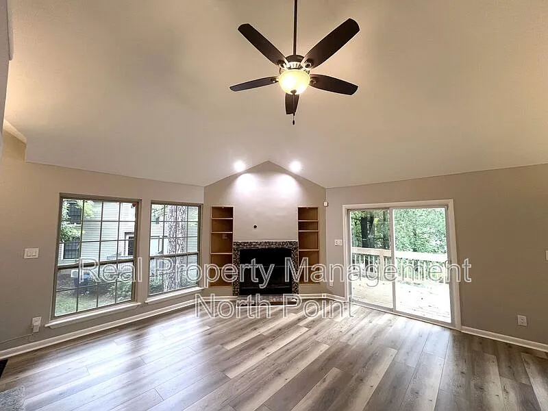 3 bed, 2.0 bath, 1923 sqft, $2,395 — Photo 4