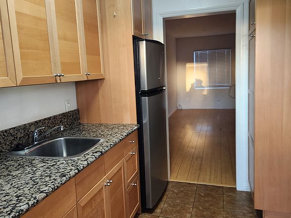 4th image of 1349 N Altadena Dr #E