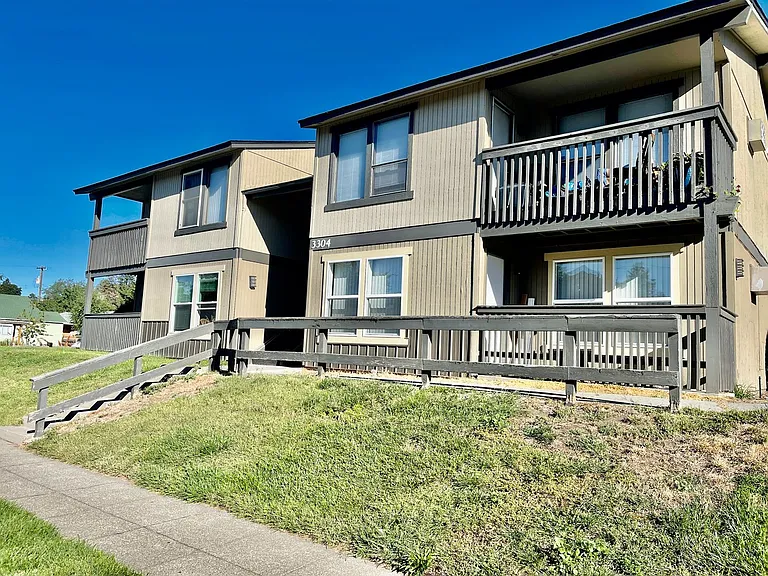 3304 N Lincoln St — Photo 1