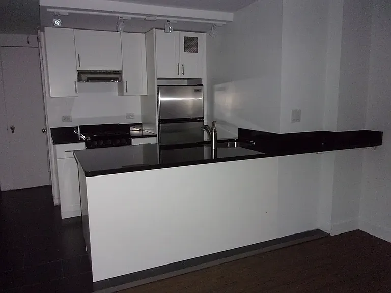 108 E 38th St #506 — Photo 6