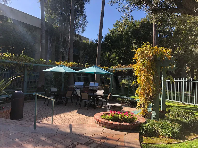 552 N Bellflower Blvd — Photo 24