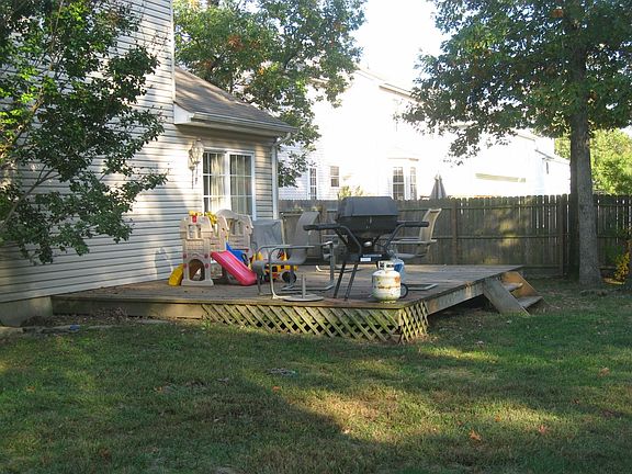 Spacious Yard w/Deck