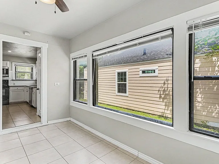 1108 E Robert St — Photo 11