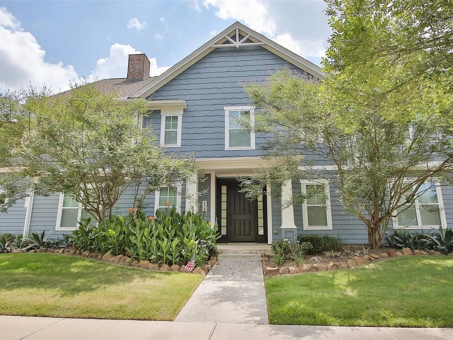 3 bed, 2.5 bath, 1976 sqft, $3,000 — Photo 2